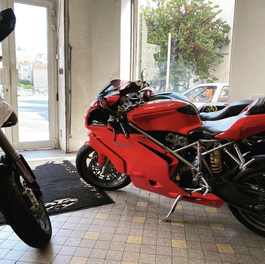 Ducati 999 dans le showroom