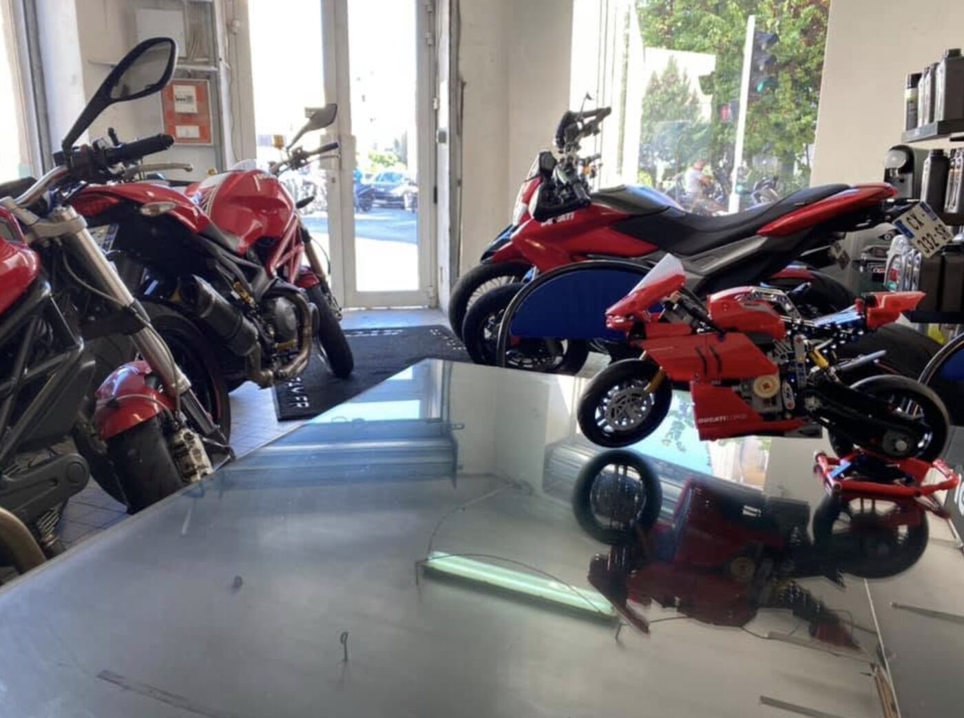 Ducati rouges dans le showroom Chris Moto